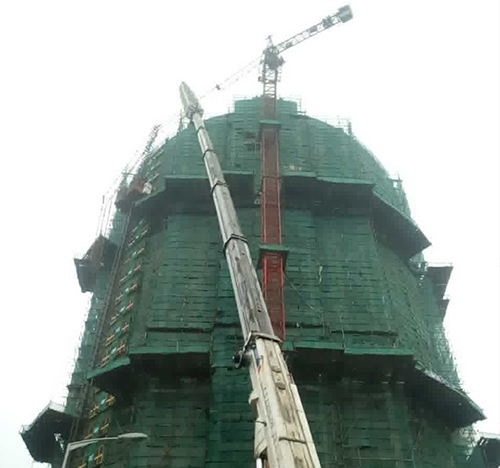 达坂城吊车在工地上作业